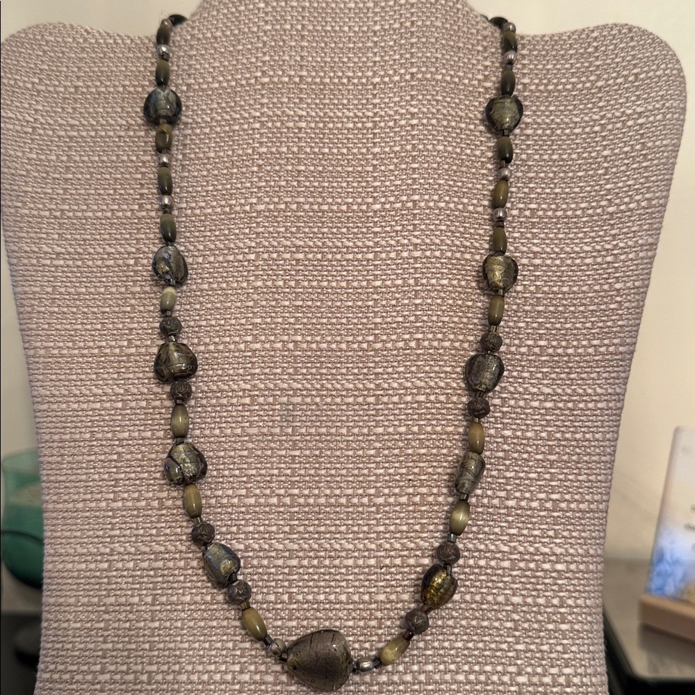 Green Glass Beaded necklace Silver tone clasp - Picture 2 of 4